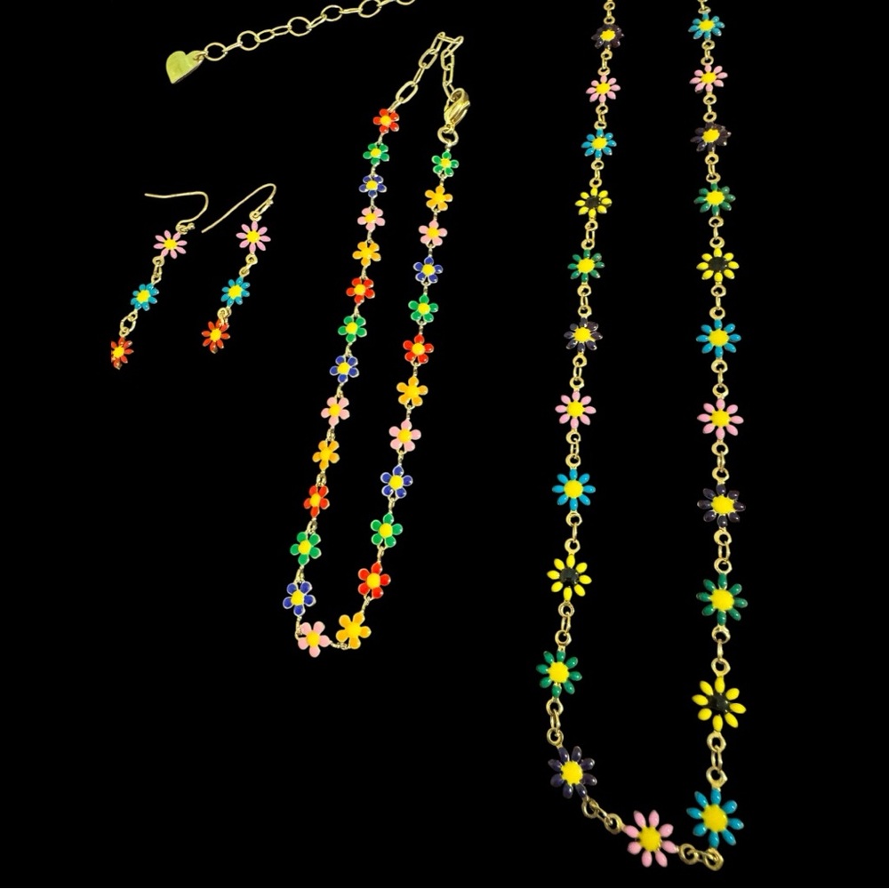 Daisy jewelry set consists of a necklace,bracelet & drop earrings. Pre-owned
